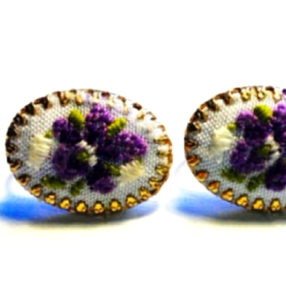 Vintage Jewelry - Vintage Cameo Clip On Earrings Purple Flower